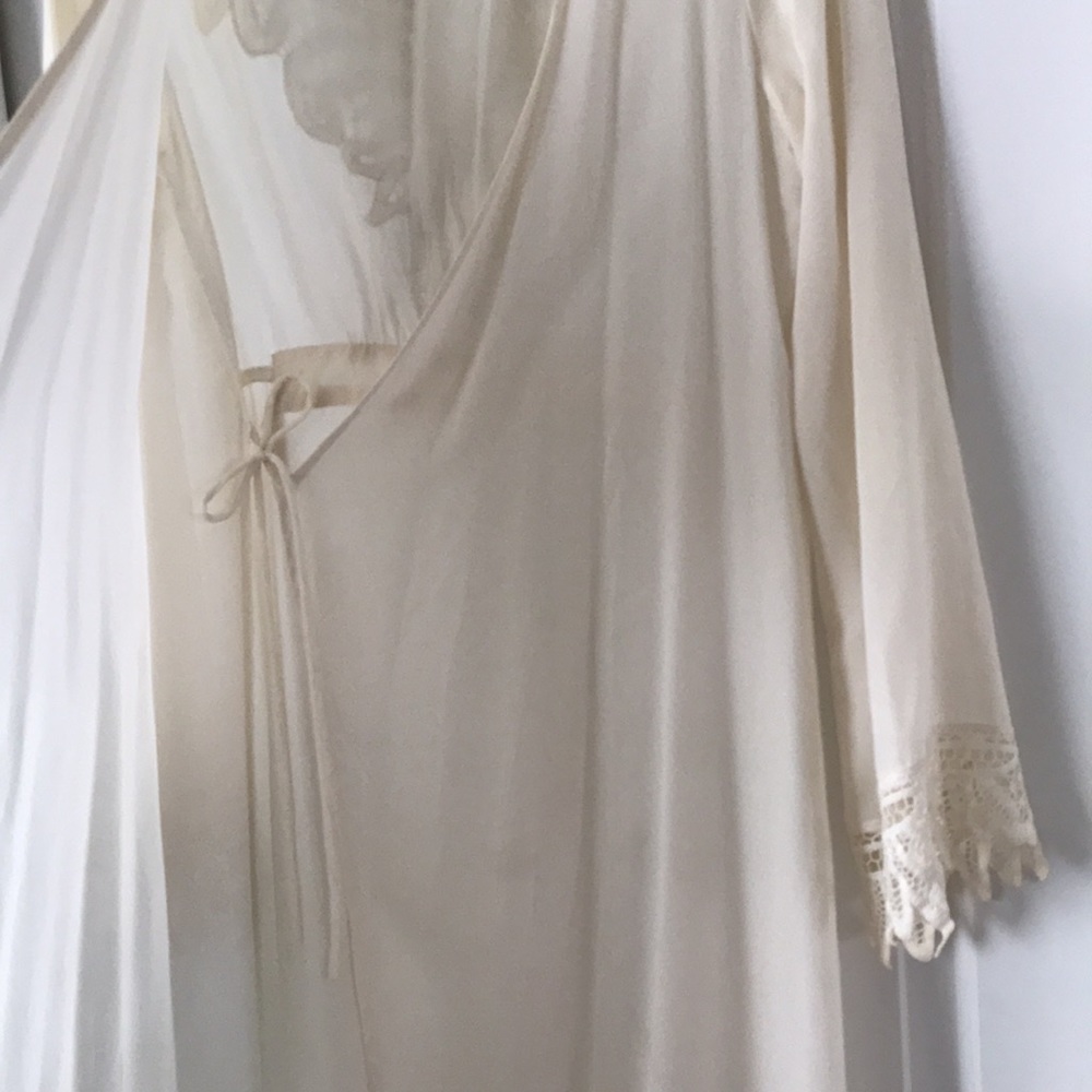 Stone Cold Fox White Silk Helena Robe - Picture 7 of 8